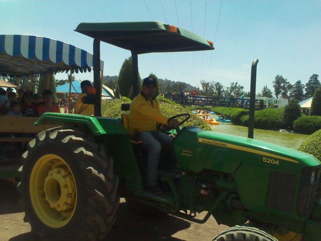 PASEO EN TRACTOR (CONOCIENDO LA HACIENDA)